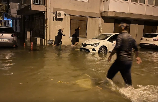 Türkiyədə fırtına: İzmir suyun altında qaldı - VİDEO